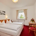 Gaestehaus Zugspitz - Ohne Verpflegung Гостевой дом 3*